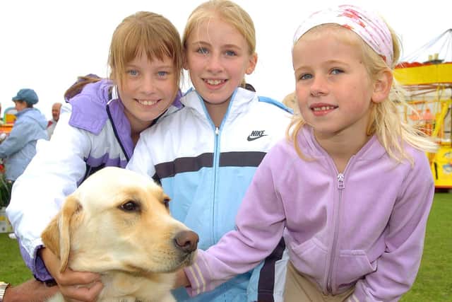 Sophie Morgan, Megan Wade, and Faye Wade with Oake at the Lions Carnival. (PA0531-15d)