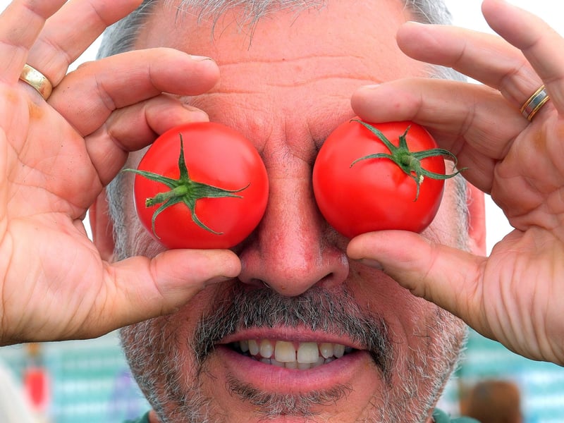 The Danby Show - Steve Wright has eyes on the prize.with his super tomatoes.
