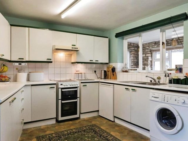 A cottage kitchen with fitted units.