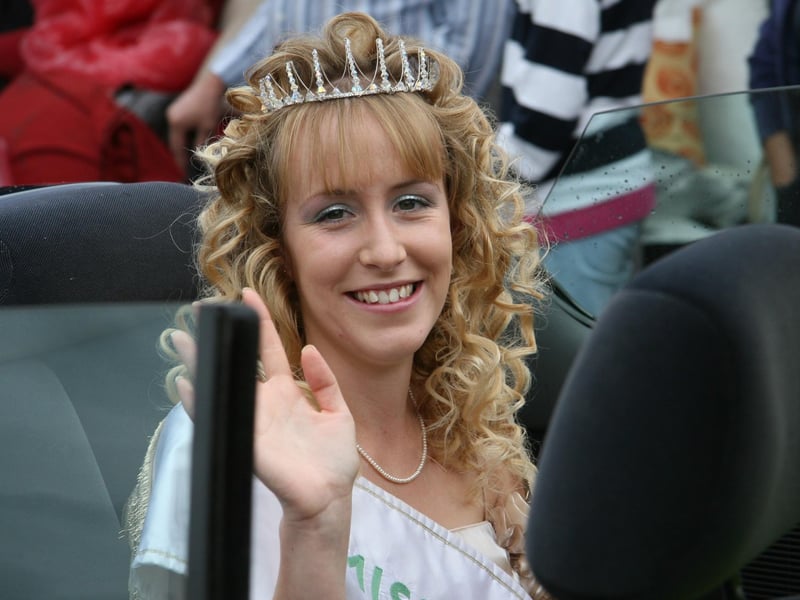 Miss Regatta 2009 Jess Nightingale waves to the crowds.
w093505nnn