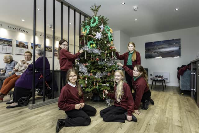 With the Christmas season well and truly underway, earlier this week, a group of pupils from Overdale Community Primary School were treated to an afternoon out of the classroom, delighting in some festive cheer at Scarborough’s new Sandcastles housing development.