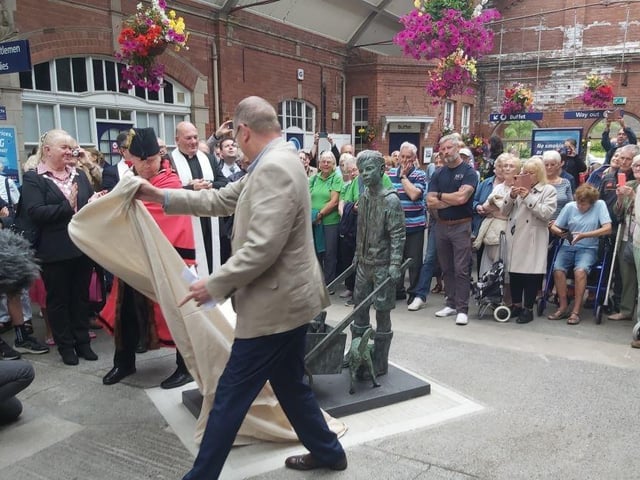 The pivotal moment of the unveiling!