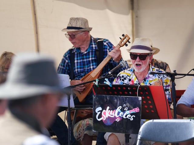 Musical entertainment from the Eskuleles