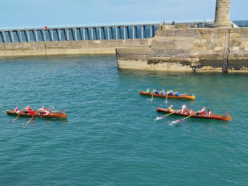 It's close as the teams pass the piers. photo: Duncan Atkins