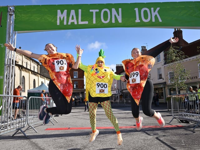 Grabbing a pizza the action! photo: Richard Ponter