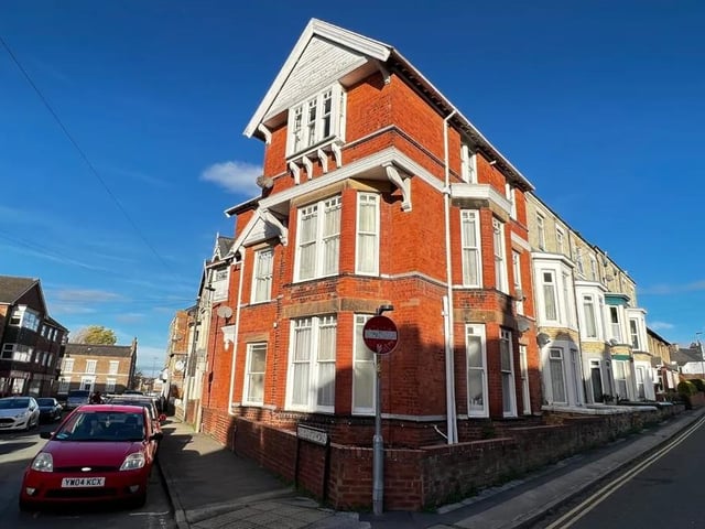 This one bedroom and one bathroom flat is for sale with Reeds Rains for £60,000