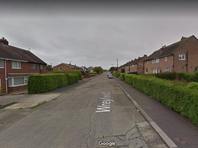 Of the 2381 households in Barrowcliff and Northstead, 39.4% were not deprived.