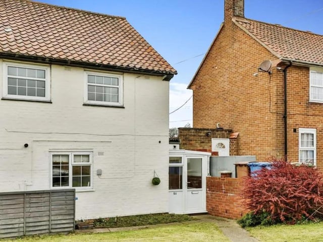 This three bedroom and one bathroom end terrace house is for sale with SmoothSale for £150,000.
