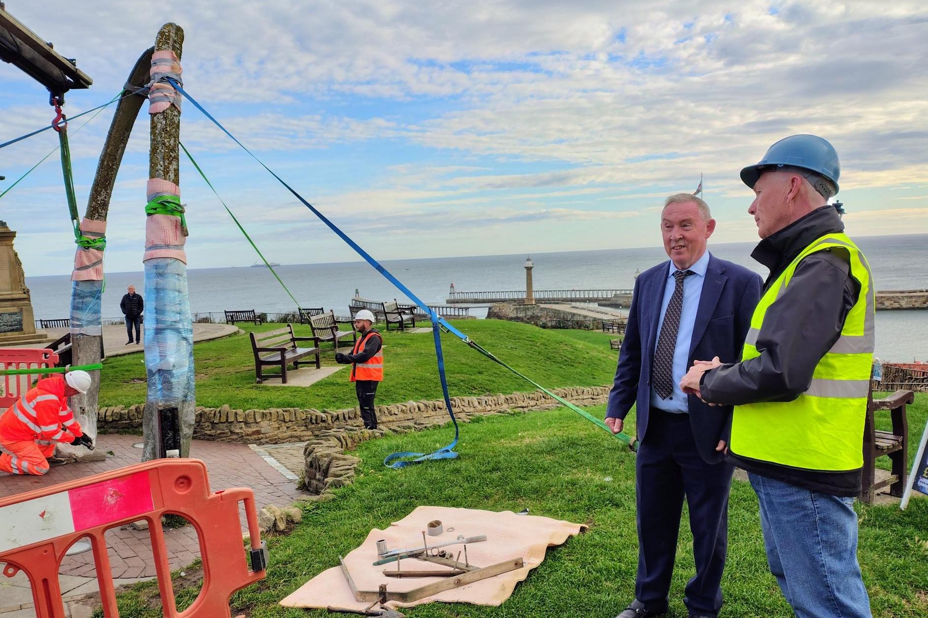 Ende einer Ära: Der Walbeinbogen von Whitby wird vor dem Ersatz durch eine ...