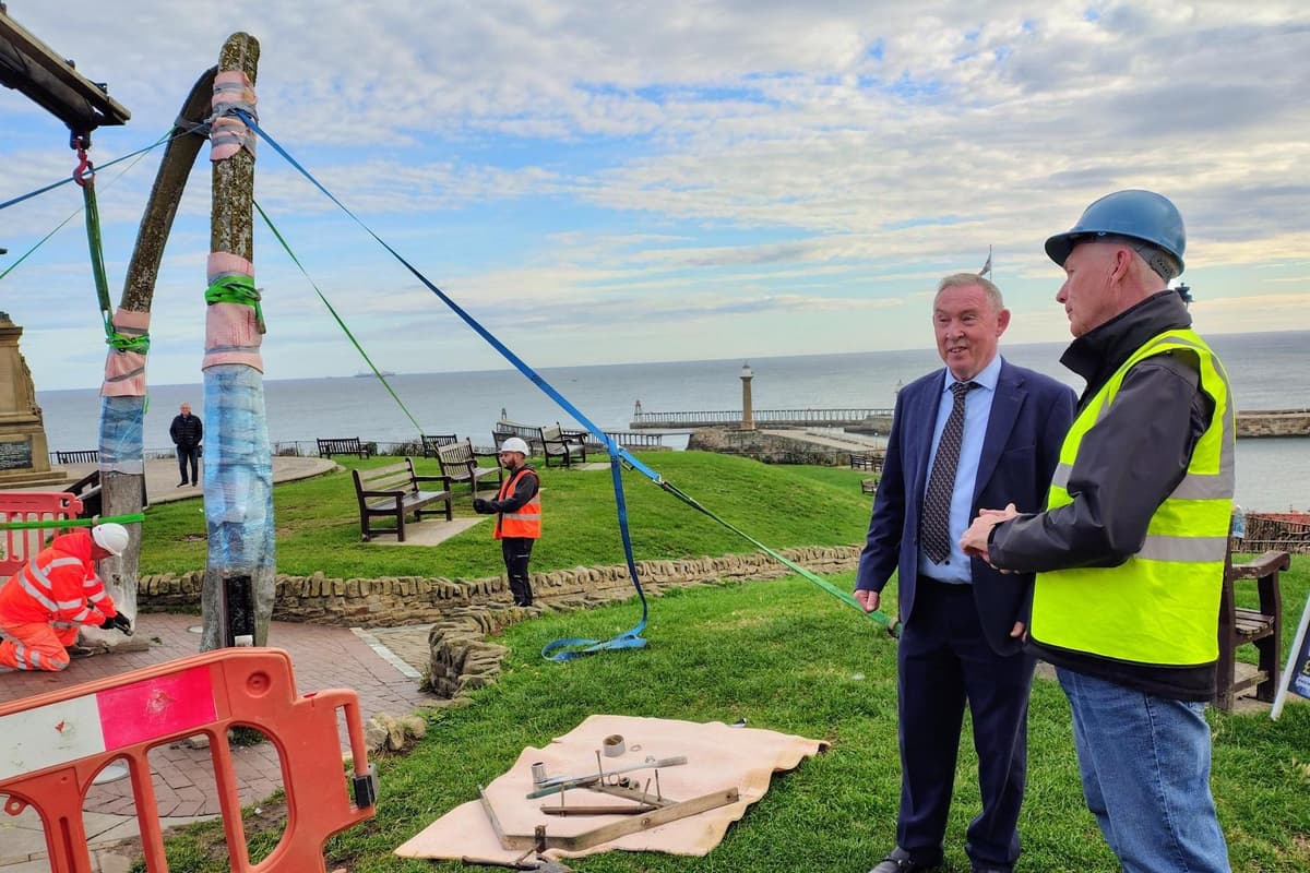 Ende einer Ära: Der Walbeinbogen von Whitby wird vor dem Ersatz durch eine ...