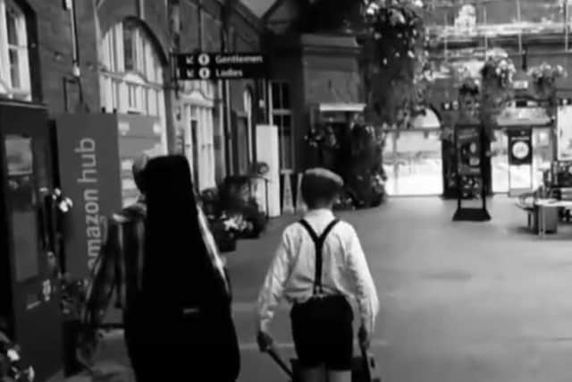 The video was filmed by Jeffrey Yerrell and features Eli as a barrow boy.