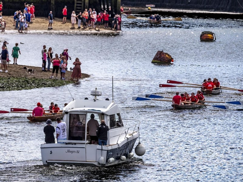 Crews heading for the finish. photo: Brian Murfield