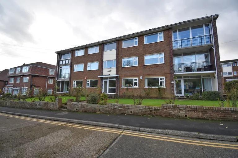 This two bedroom and one bathroom flat is for sale with Antony Davis for £125,000