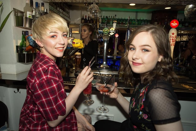 Friends Eleanor  & Katie all smiles in The Ink Bar. 
152256d