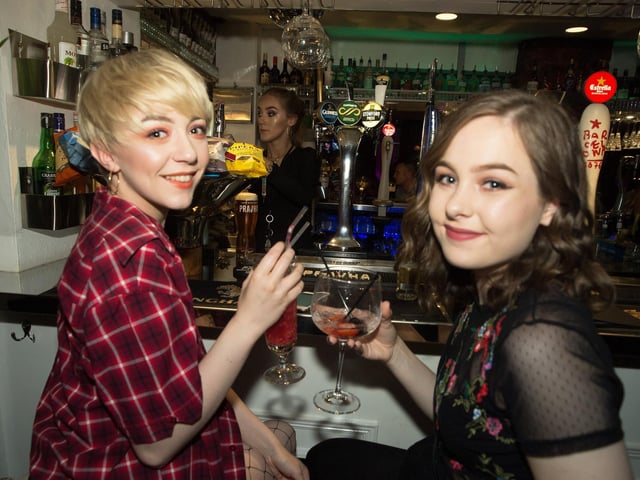 Friends Eleanor & Katie all smiles in The Ink Bar.
152256d