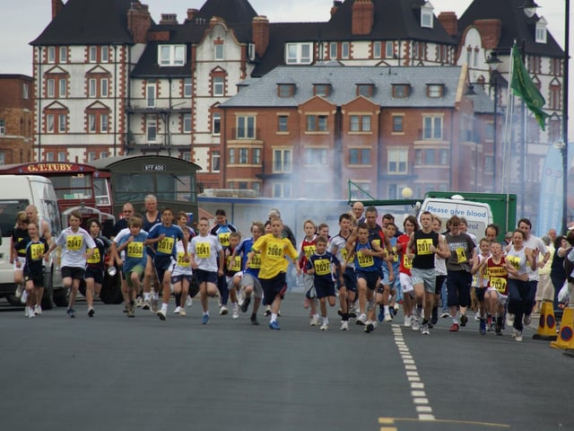 Start of the regatta fun run, 2007.
w073313a
