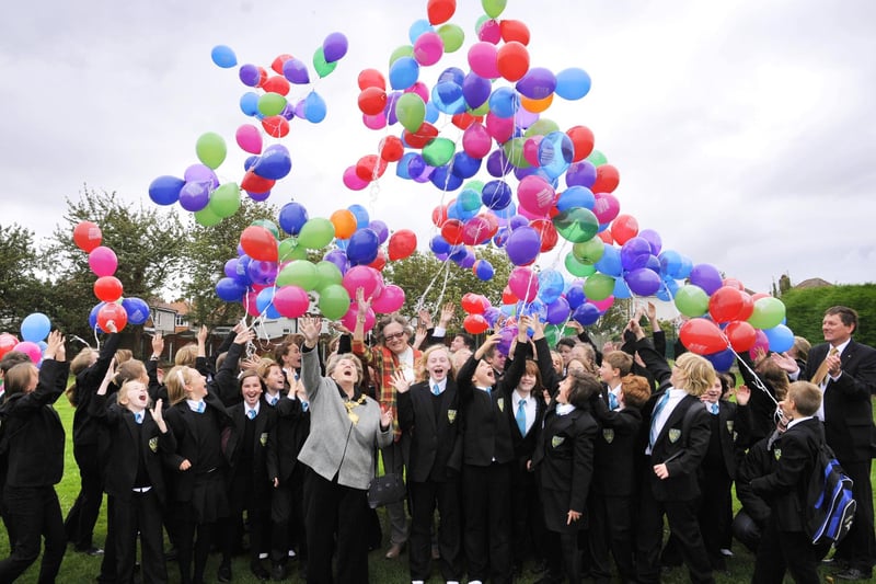Mayor Hazel Lynskey and Mayoress Sheila Kettlewell help Scalby School students launch balloons as part of an anti racism initiative.
103865