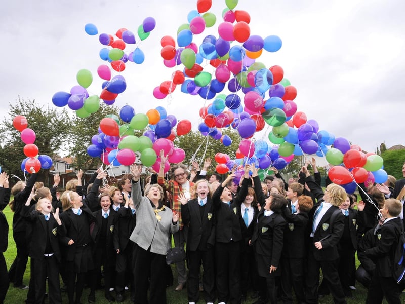 Mayor Hazel Lynskey and Mayoress Sheila Kettlewell help Scalby School students launch balloons as part of an anti racism initiative.
103865
