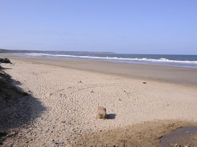 Starting in the village of Hunmanby this walk heads towards the coast at Filey. The route heads back out of Filey on the Wolds way, and climbs up the hills towards Folkton Wold at the top of Deedle Hill. At the top of the hill take the route back to Hunmanby.