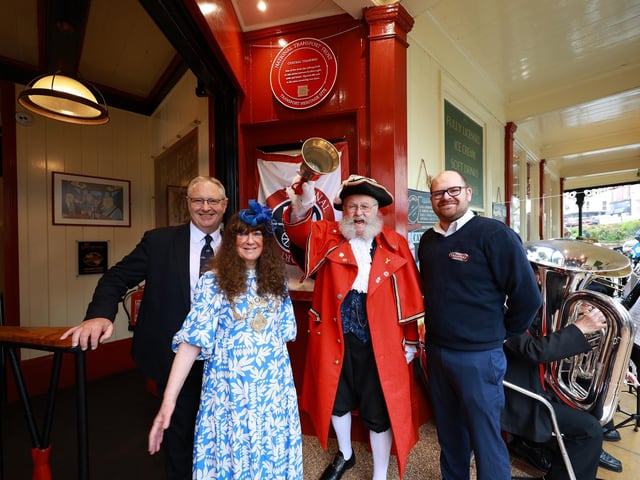 Jerry Swift of The National Transport Trust with Charter Mayor Janet Jefferson, Town Crier David Birdsall and General Manager Colin Powell