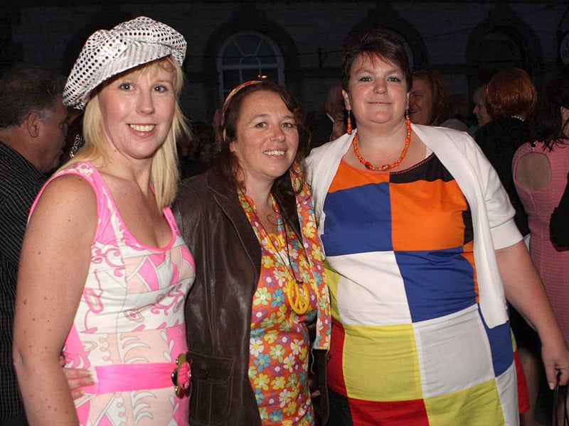 Gina, Jenny & Nadine.
132508e