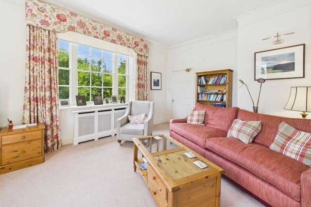 An alternative view of sitting room space.