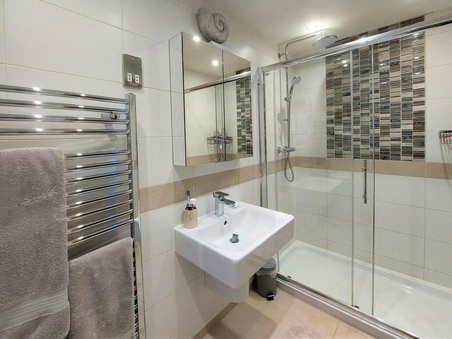 The main bedroom's en suite has a walk-in double shower.