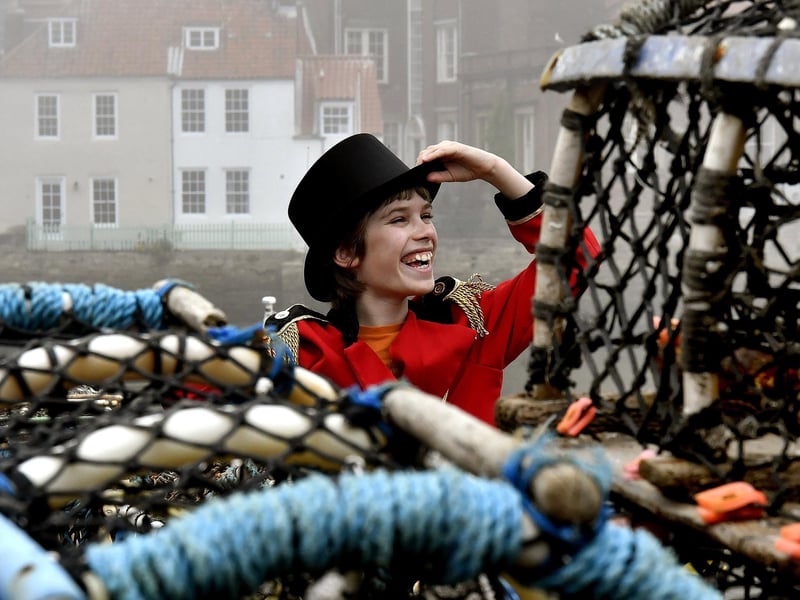 Tom Seymour ready to help the day's visitors on the harbour.
picture: Richard Ponter, 192055c