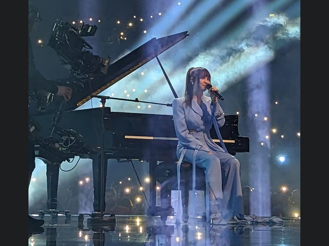A self-playing piano accompanied Alika as she played 'Bridges'