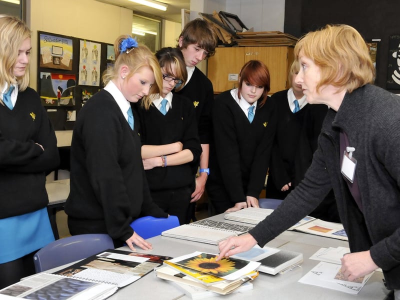 Artist Susan Timminds (right) working with art students at Scalby School..
103867b