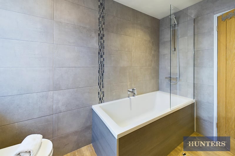 A contemporary style bathroom.
