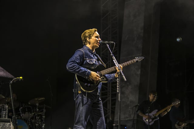 George Ezra and his band performed to 8'000 people.