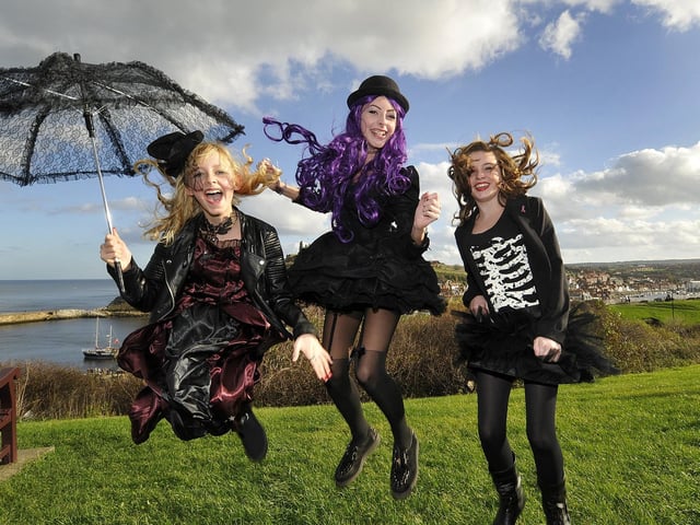 Fun in the sun - Amelia and Chloe Spink with Tia Mitchell. 144430u