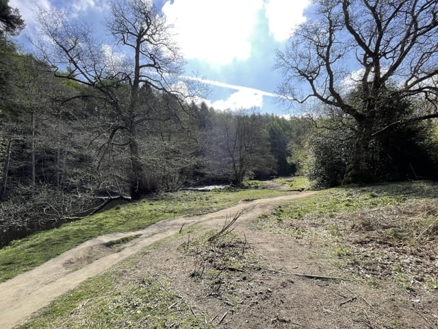 Explore this 8km loop trail near Knaresborough. Considered a moderate challenge with an average of 2 hours to complete. This is a lovely countryside route taking in farming fields, woodlands, and the River Nidd.
