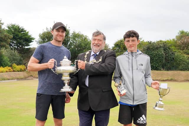 The 2022 Gambart Baines Cup winners show off their trophies.