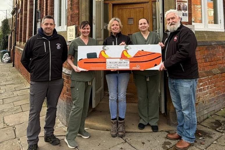 RNLI-Team bedankt sich für großzügige Spende
