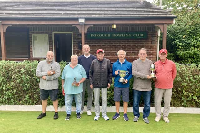 Borough Vice President Pete Hodgson presenting the trophies