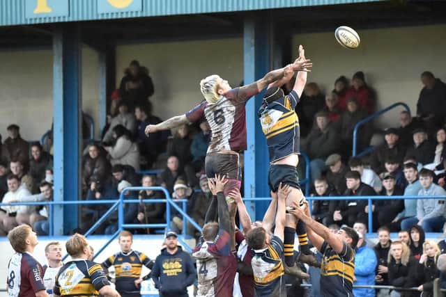 Scarborough RUFC and Bridlington RUFC contest a line-out