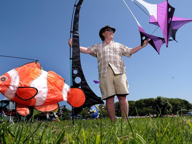 Steve Evans gets ready to fly his kite