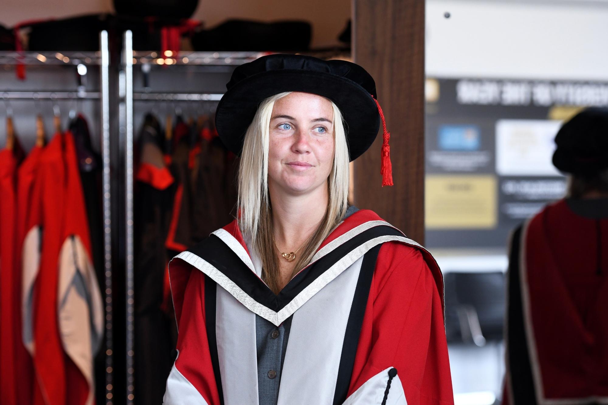 Beth Mead von Hinderwell erhält Ehrendoktorwürde der Teesside University