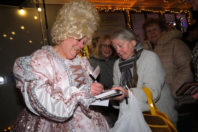 Anne Hegerty signs autographs