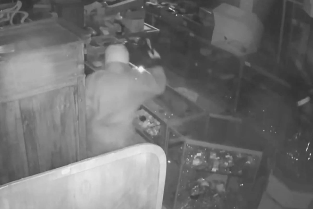 Hammer-wielding crook smashes display cases in raid on auction house owned by Bargain Hunt star