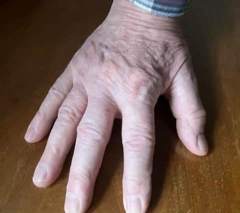 The effect is that you ask everyone to place their right hand on the table and raise a particular finger in response to questions you make up.