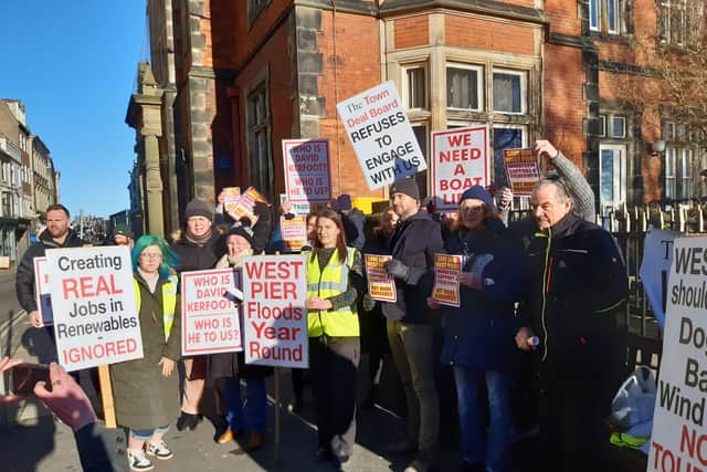 Residents and activists at West Pier meeting 30.01.25. LDRS/Numminen
