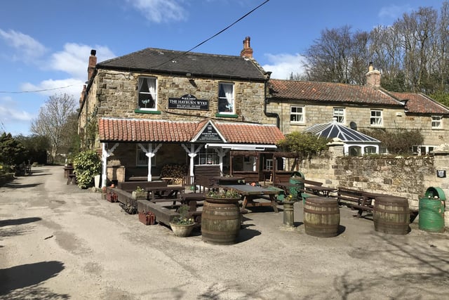 An 18th-century coaching inn in woodland next to the disused Scarborough to Whitby railway, and only minutes away from the Cleveland Way coastal path and rocky beach.
Home-made food is served lunchtimes and evenings