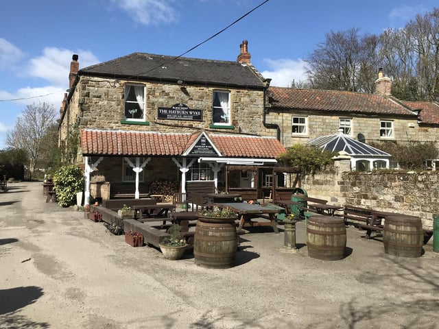 An 18th-century coaching inn in woodland next to the disused Scarborough to Whitby railway, and only minutes away from the Cleveland Way coastal path and rocky beach.
Home-made food is served lunchtimes and evenings
