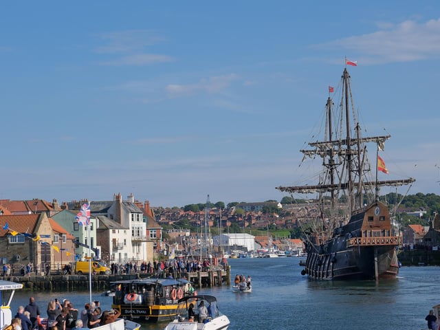 Galeón Andalucía makes its way to Dock End.