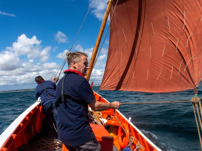 Chris Traves and Stewart McKie raise the sail of Imperialist.