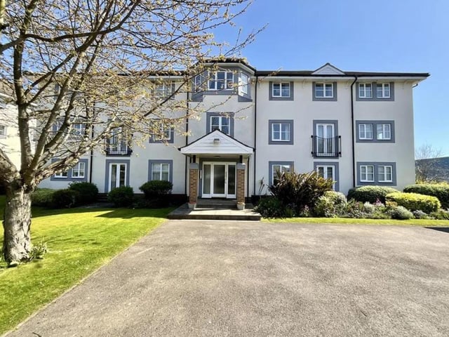 This two bedroom, one bathroom first floor flat is for sale with CPH for £195,000.