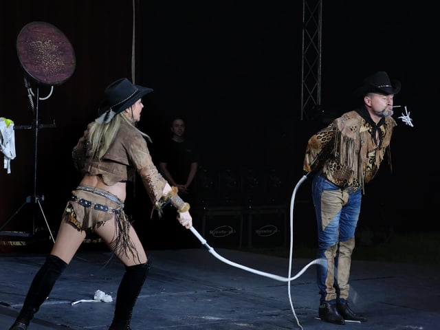 Amazing rope tricks.